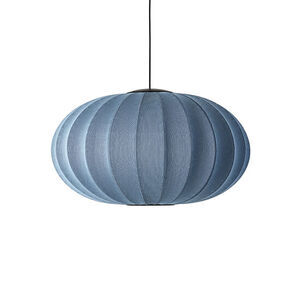 Oval blå pendel lampe med strikket tekstur og LED-lys, hænger fra en sort ledning.